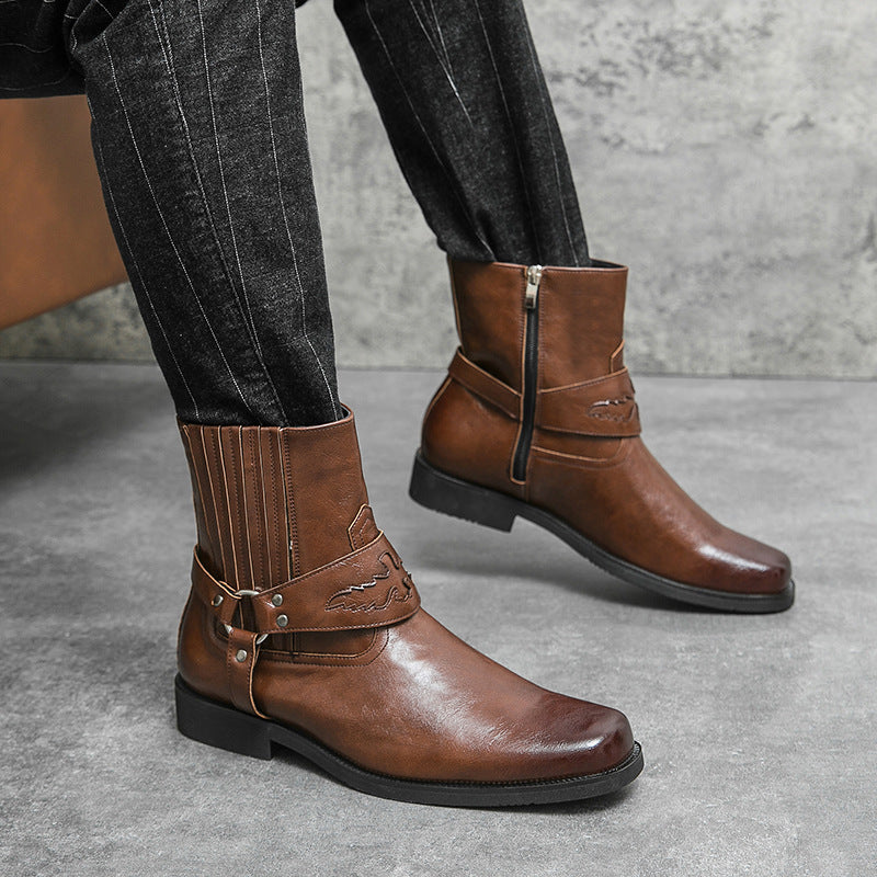 Botas casual hombre caña media con cierre lateral y correa decorativa con detalle metálico acabado cuero