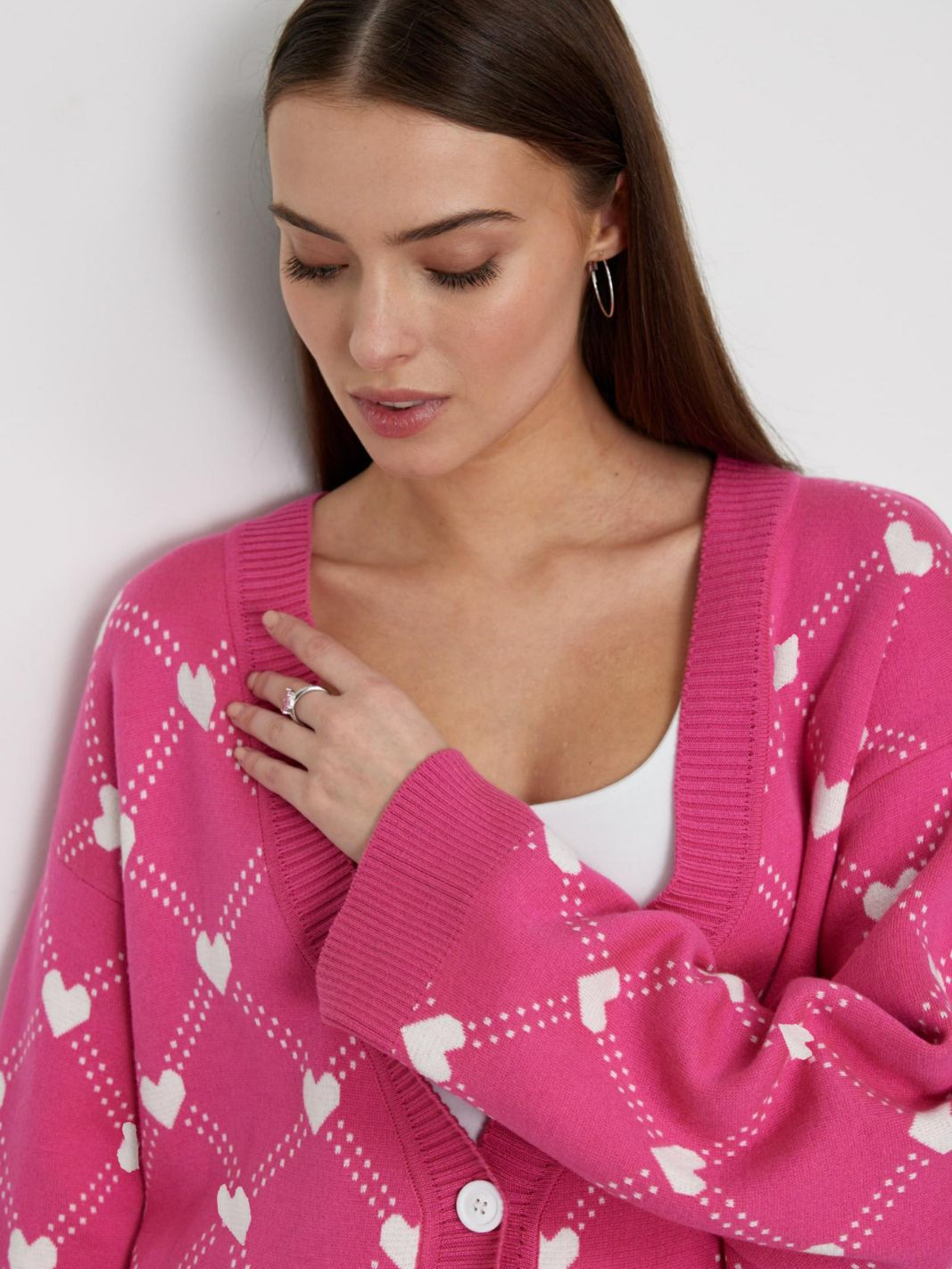 Cárdigan femenino de punto con botones y estampado de corazones con largo medio y escote en pico