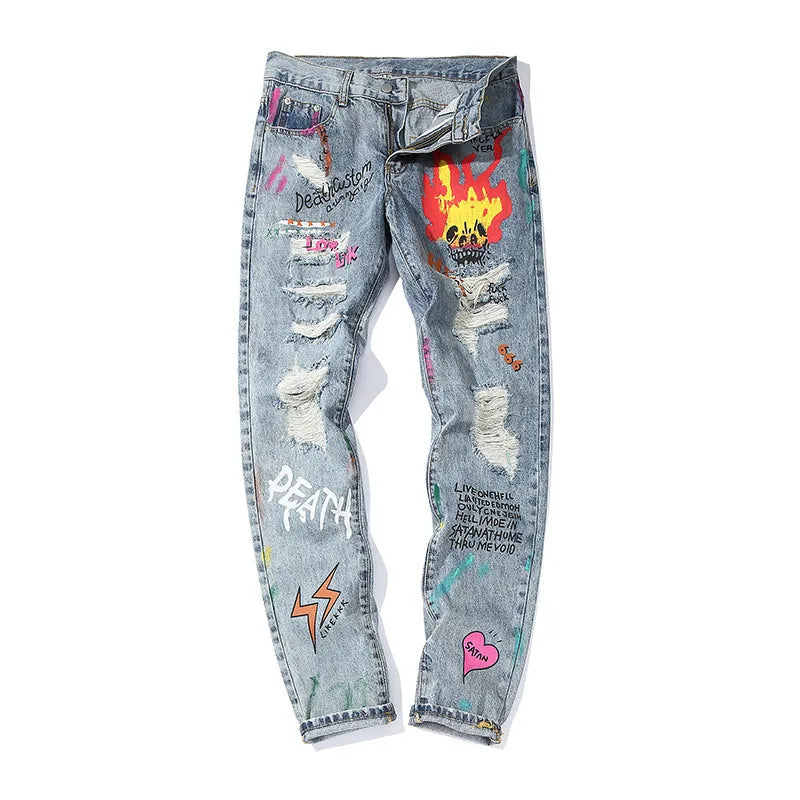 Pantalones vaqueros denim claro con estampado gráfico urbano y rotos modernos para un look casual contemporáneo