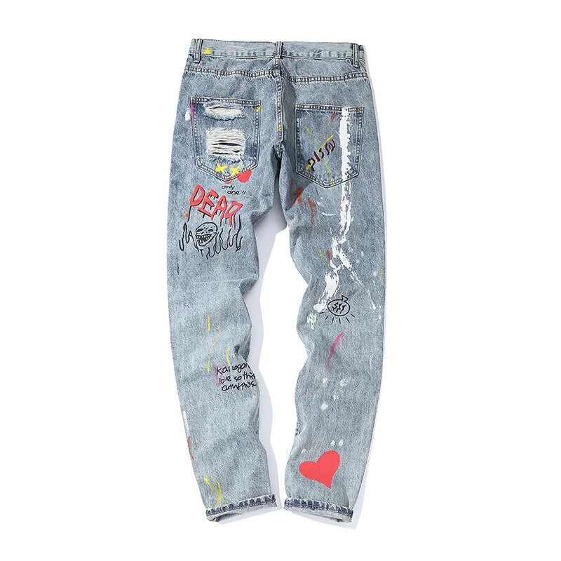 Pantalones vaqueros denim claro con estampado gráfico urbano y rotos modernos para un look casual contemporáneo