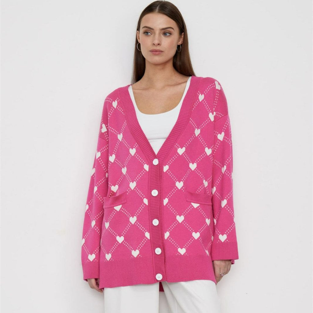 Cárdigan femenino de punto con botones y estampado de corazones con largo medio y escote en pico