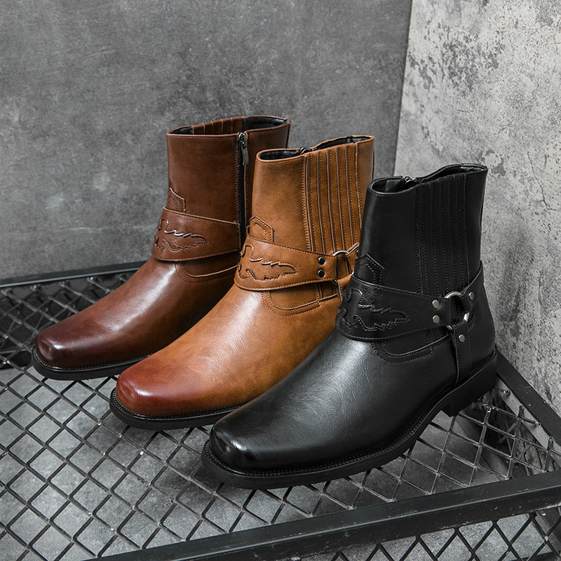 Botas casual hombre caña media con cierre lateral y correa decorativa con detalle metálico acabado cuero