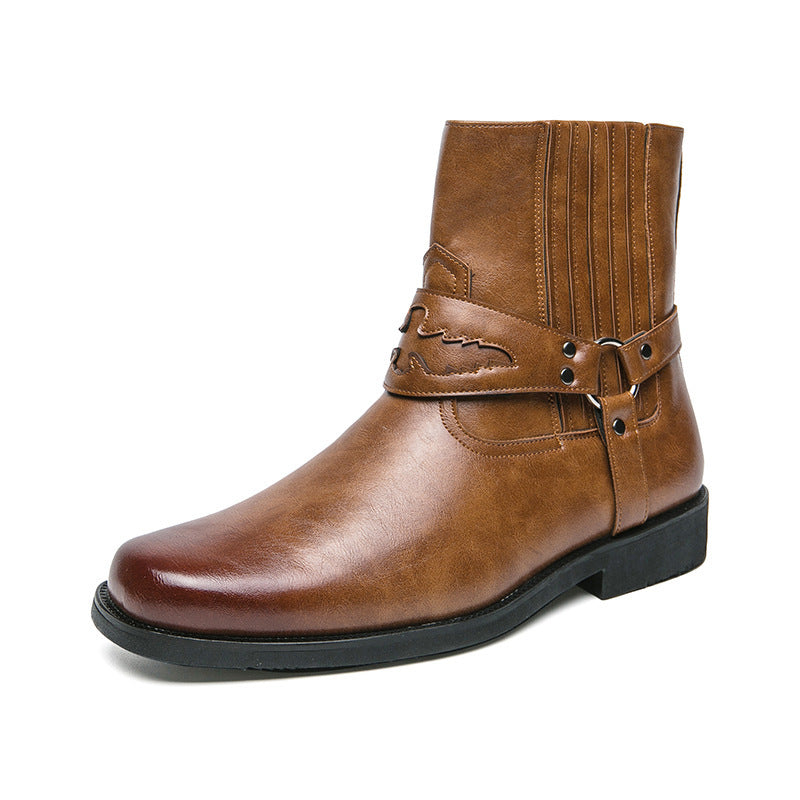 Botas casual hombre caña media con cierre lateral y correa decorativa con detalle metálico acabado cuero