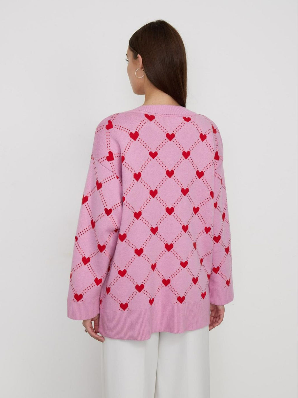 Cárdigan femenino de punto con botones y estampado de corazones con largo medio y escote en pico
