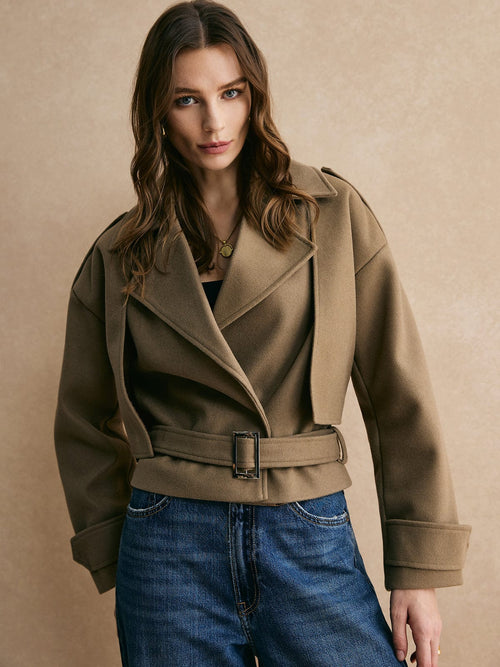 Chaqueta corta para mujer con cinturón y diseño estructurado ideal para entretiempo