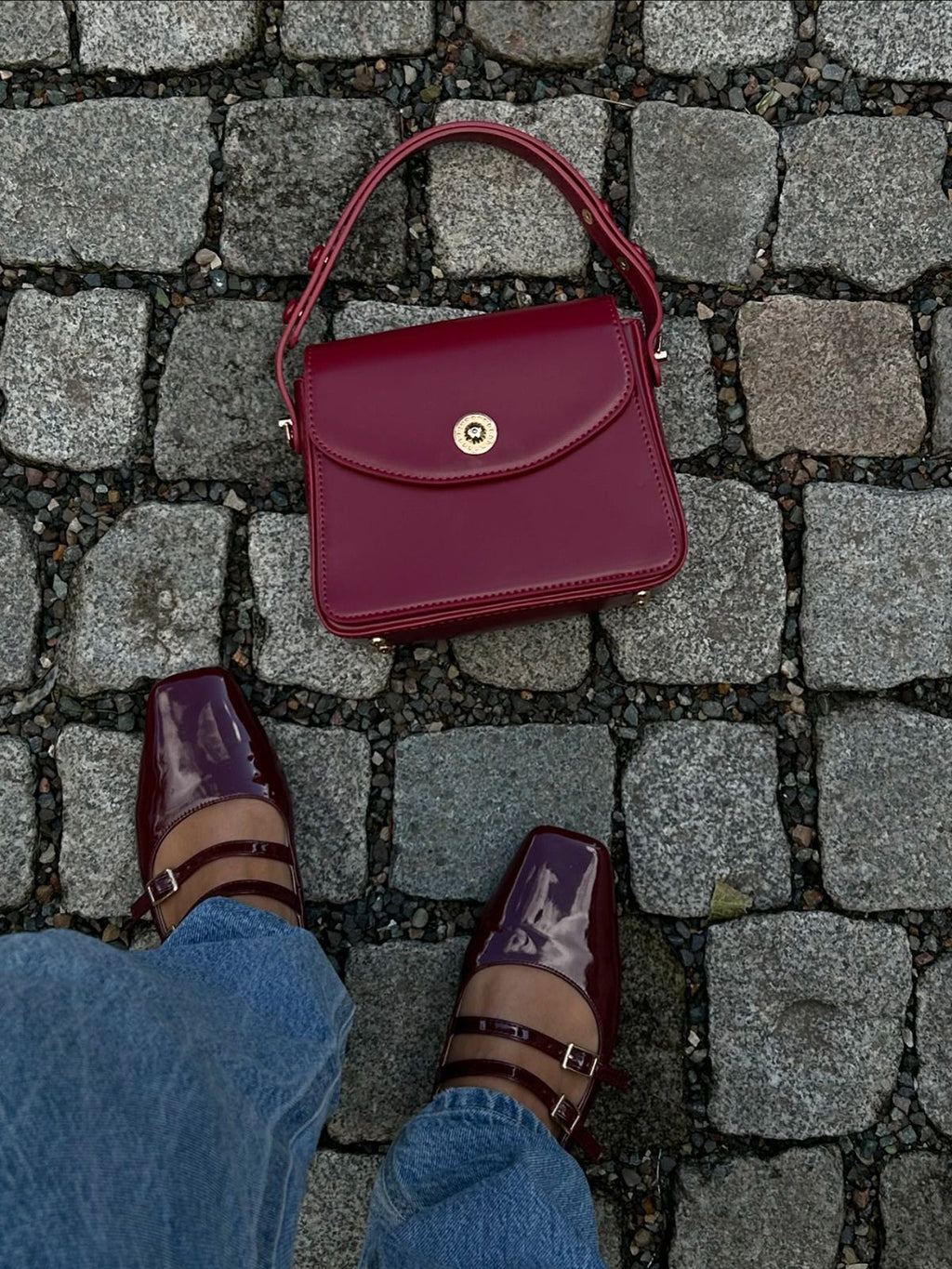 Bolso para mujer de mano con solapa y acabado elegante