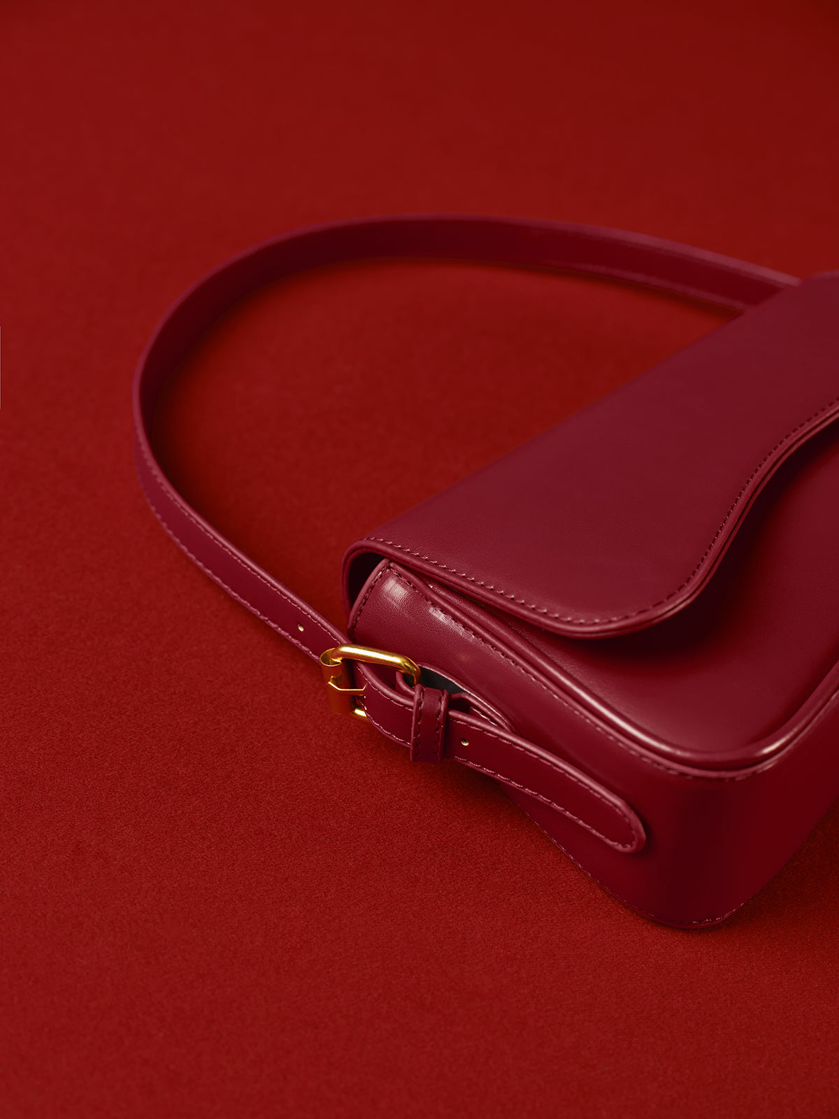 Bolso femenino de hombro con líneas suaves y solapa