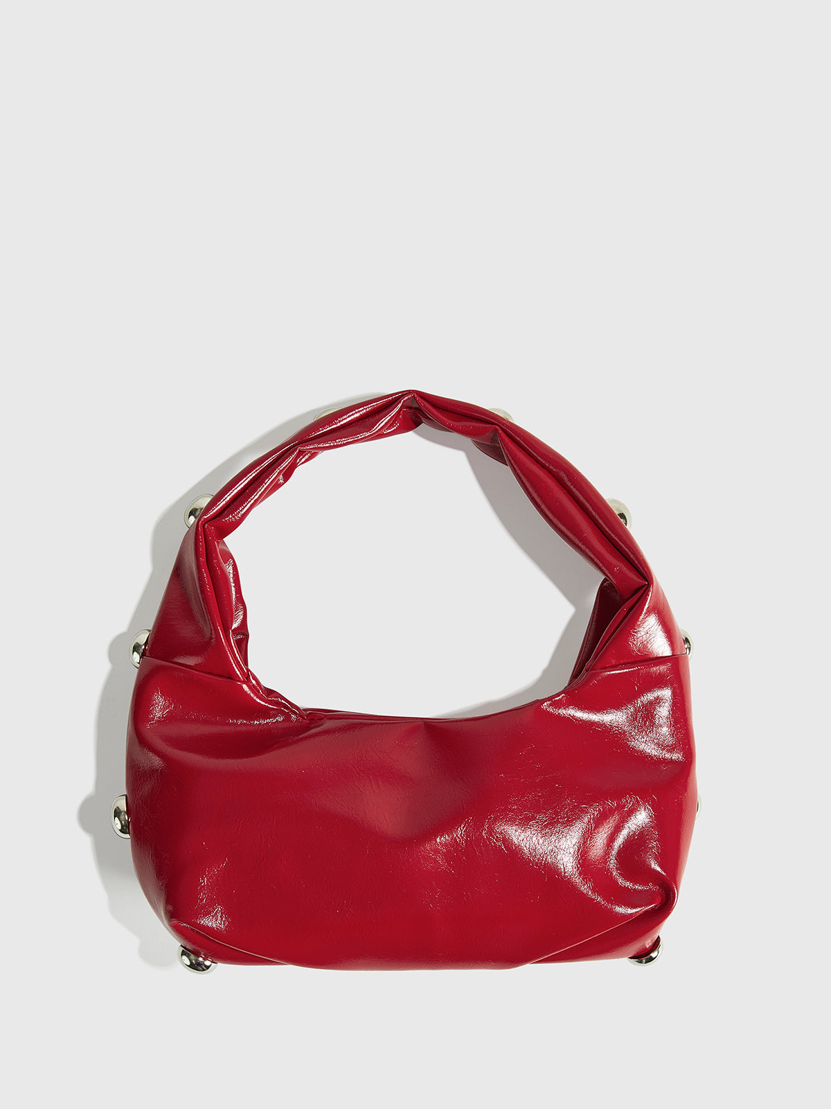 Bolso femenino de hombro con detalles metálicos decorativos