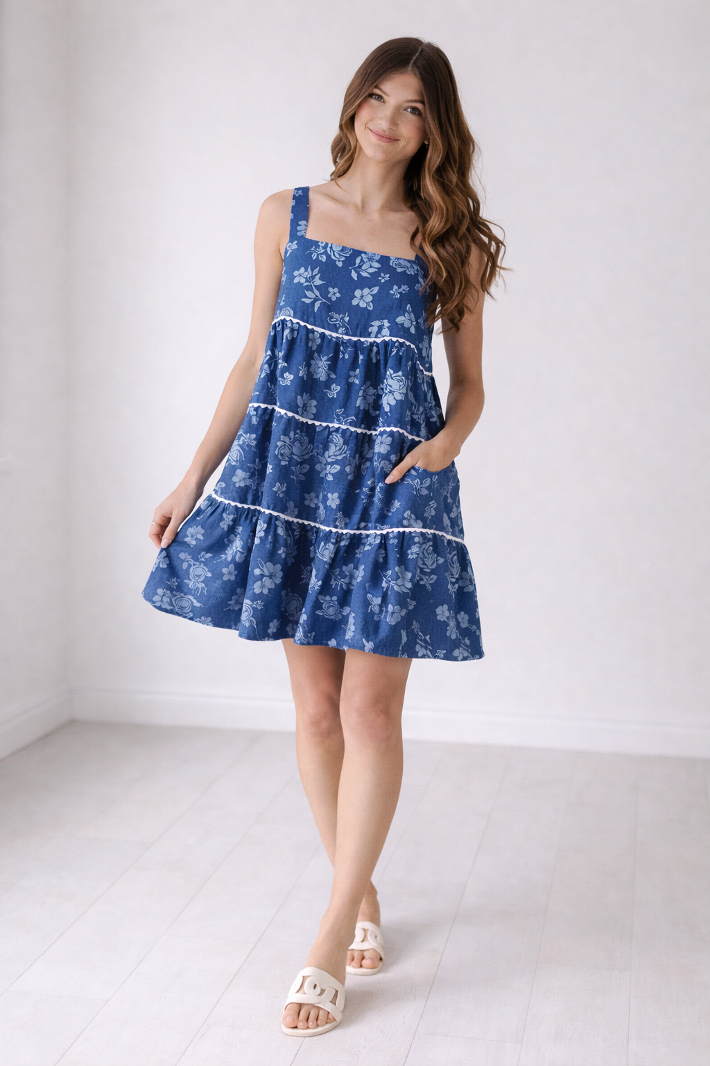 Vestido vaquero corto con tirantes anchos y falda escalonada con bolsillos funcionales