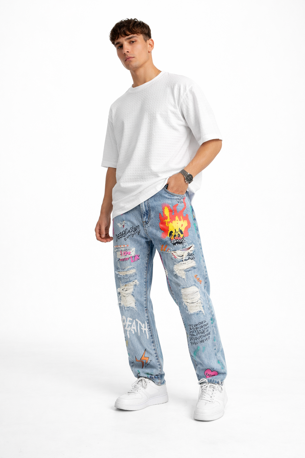 Pantalones vaqueros denim claro con estampado gráfico urbano y rotos modernos para un look casual contemporáneo