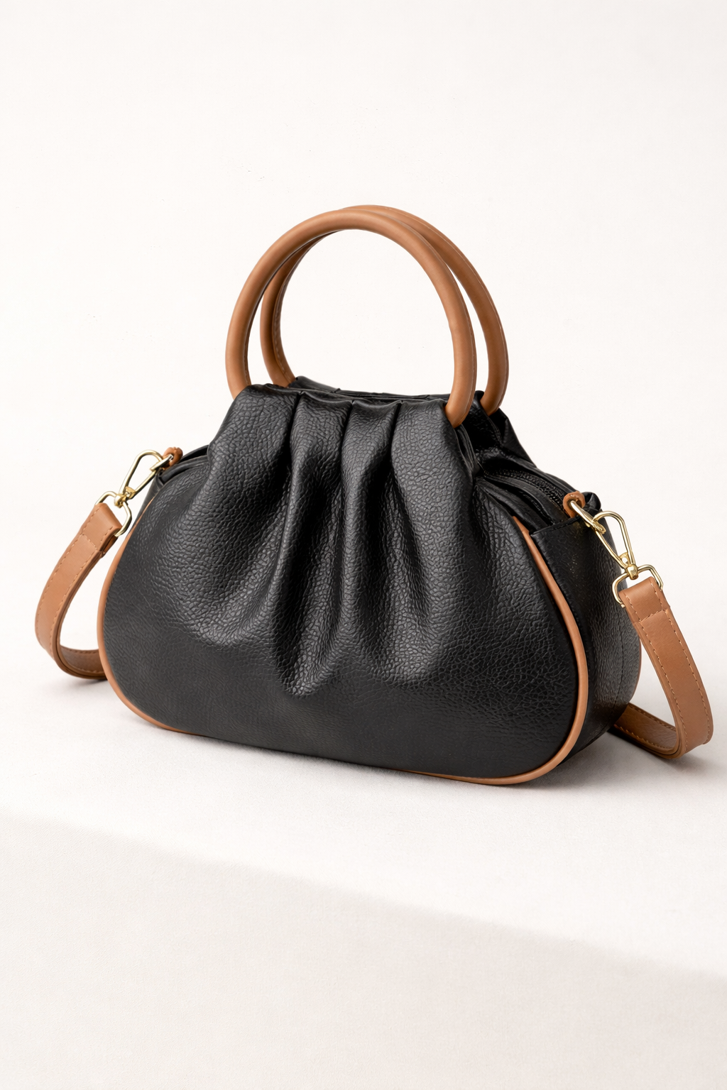Bolso de hombro con pliegues y asas redondas rígidas para mujer