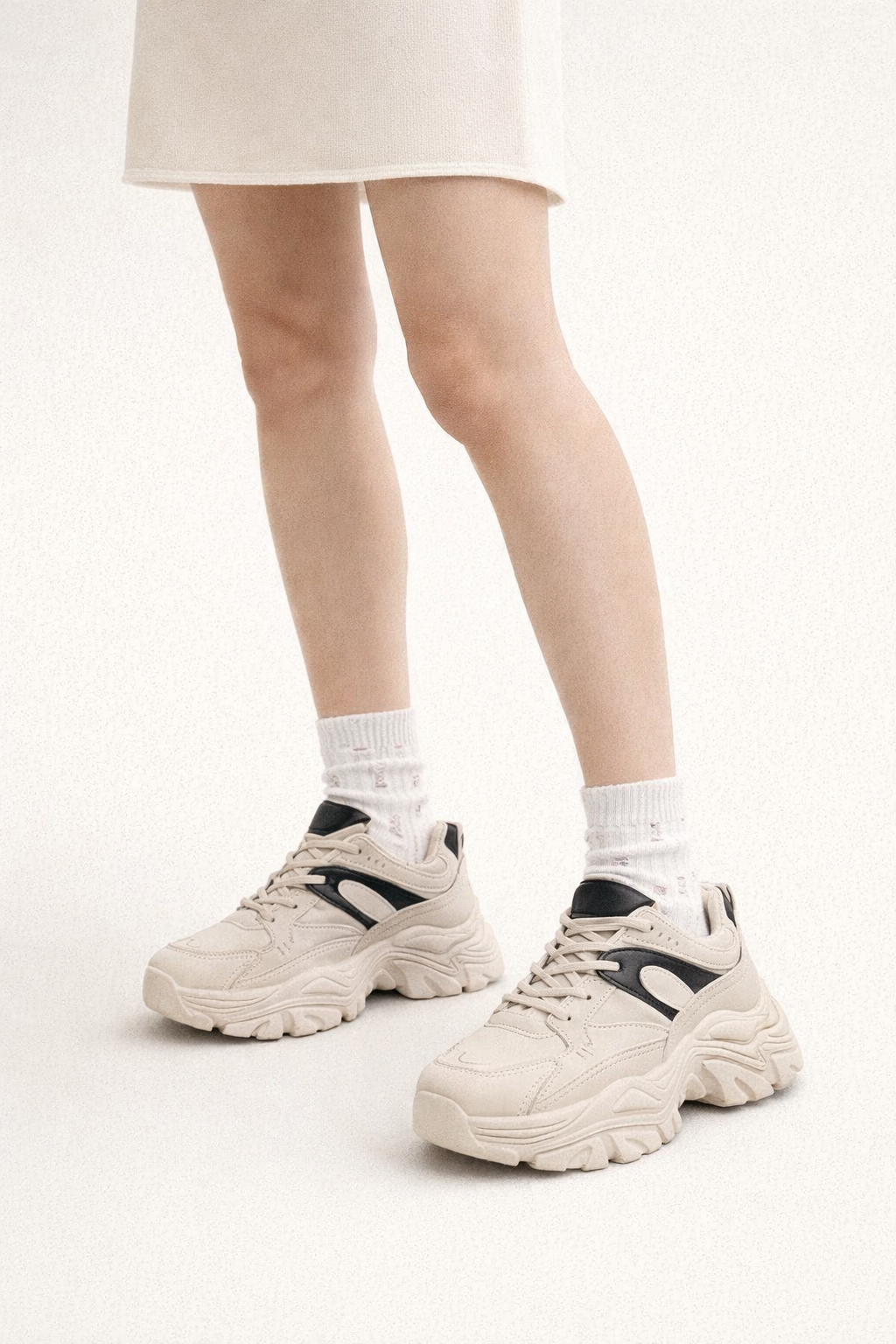 Tenis deportivos para mujer con suela robusta y diseño moderno - Alessandra