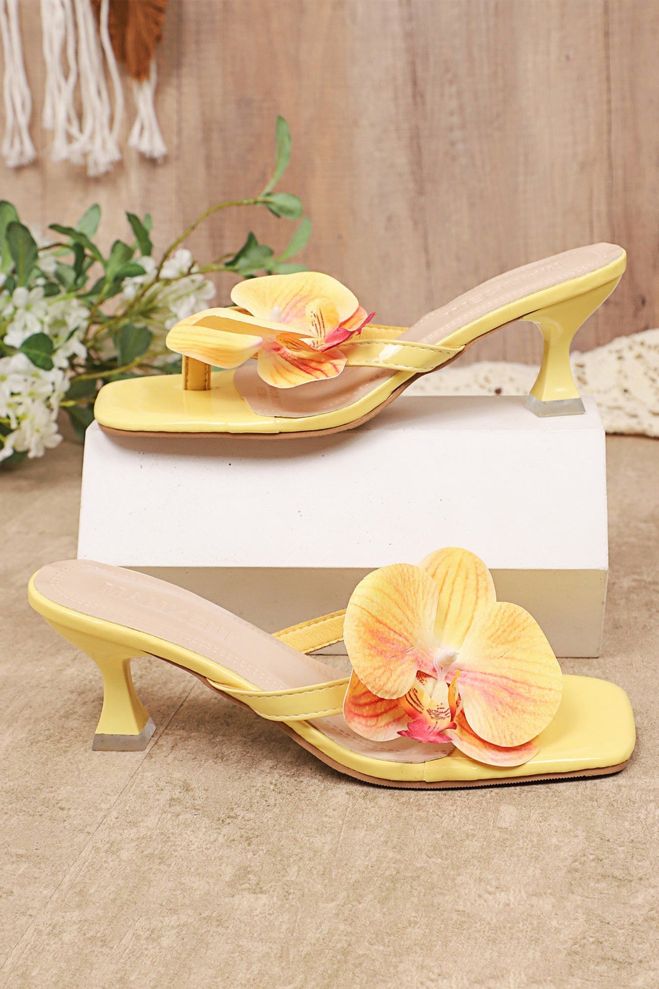 Sandalias de tacón para mujer con aplicación floral - Luciana