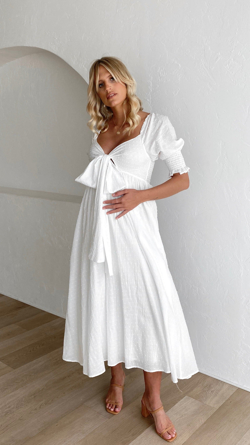 Vestido midi blanco mujer hombros descubiertos cuerpo fruncido mangas abullonadas - Renata