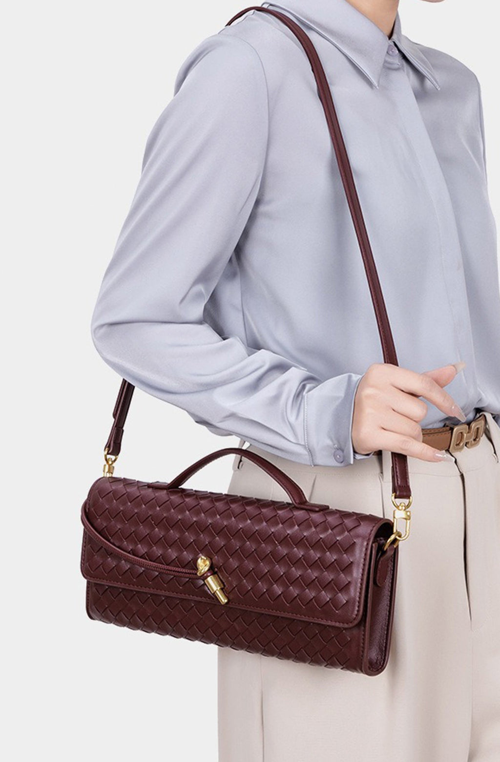 Bolsa baguette para mujer con textura tejida y correa ajustable
