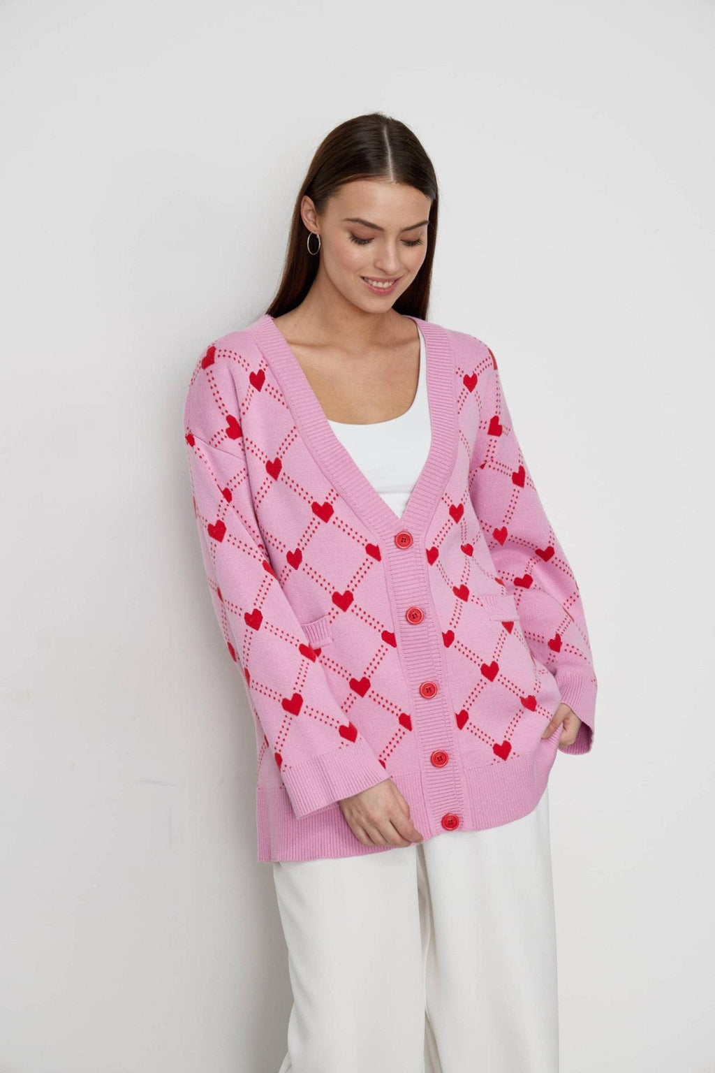Cárdigan femenino de punto con botones y estampado de corazones con largo medio y escote en pico