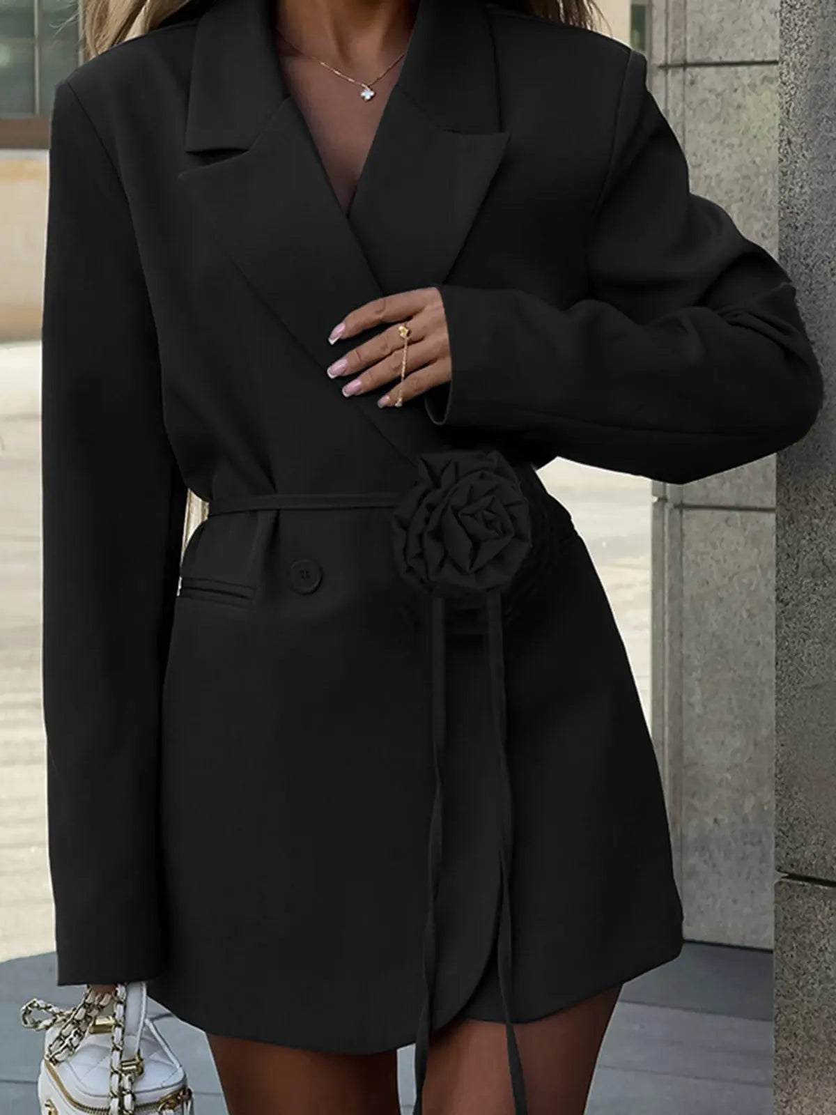 Blazer mujer cruzada cinturón flor aplicada solapas amplias largo cadera - Celeste