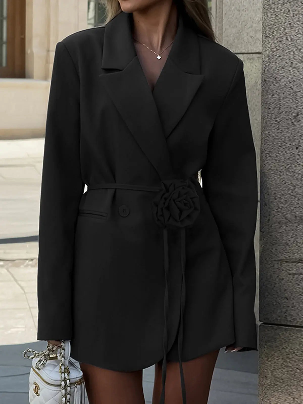 Blazer mujer cruzada cinturón flor aplicada solapas amplias largo cadera - Celeste