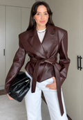 Blazer mujer efecto piel cinturón lazada solapas amplias hombros definidos - Elowen