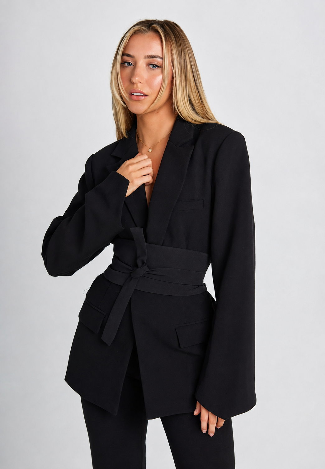 Blazer largo mujer cinturón ancho solapas bolsillos escote pronunciado sastre - Janina