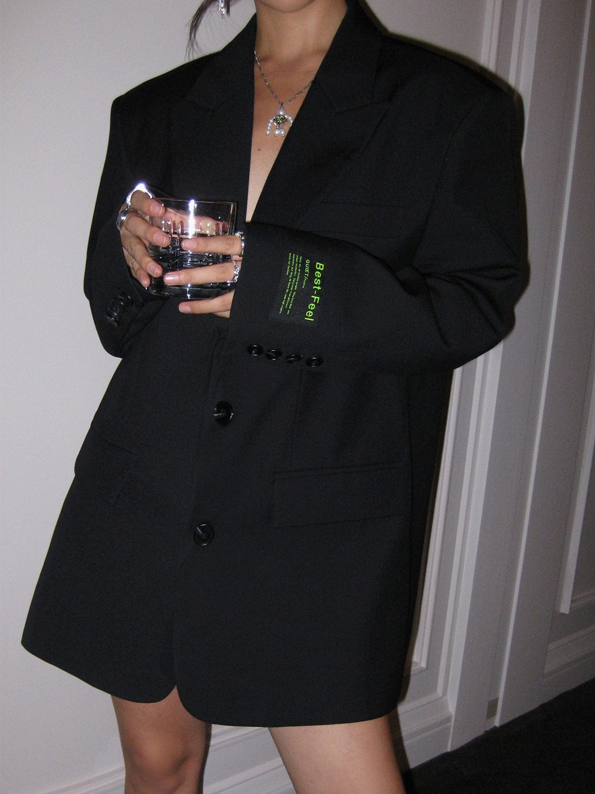 Blazer oversize mujer dos botones hombros marcados solapas muesca moderna - Lorelei