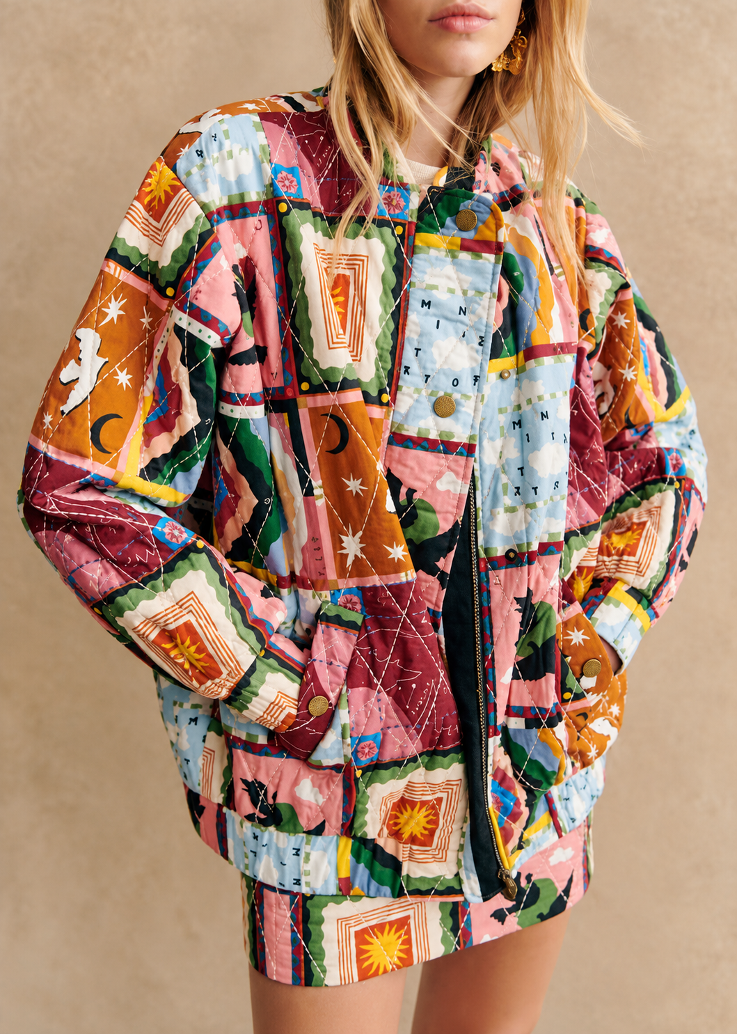 Cazadora acolchada mujer patchwork celestial cuello alto estrellas lunas soles - Jasmina