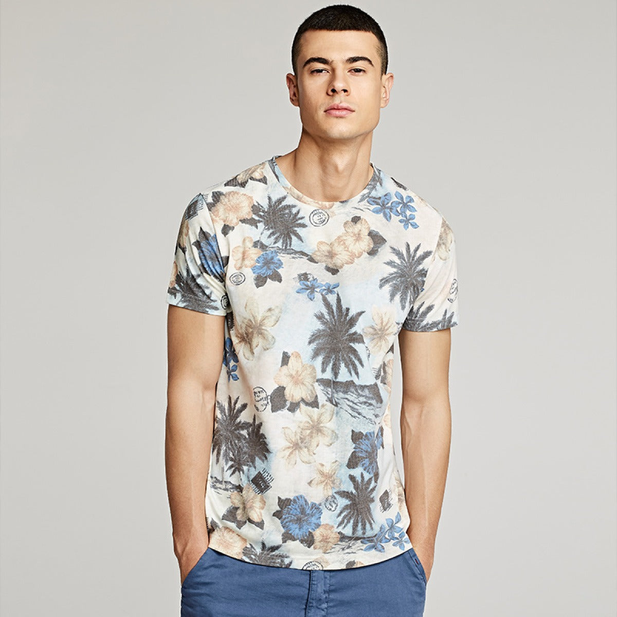 Camiseta hombre manga corta estampado floral tropical diseño veraniego cómodo y fresco para looks casuales y escapadas