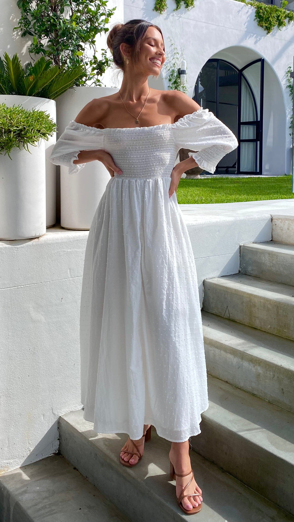 Vestido midi blanco mujer hombros descubiertos cuerpo fruncido mangas abullonadas - Renata